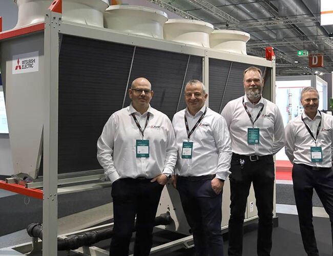 Nye Mitsubishi Electric MIENAI 110 kW luft-vann for nordisk klima. Fra venstre: Vegard Haug (selger), Jakob Eide (produktsjef), Tom Isaksen (salgsingeniør) og Terje Michelsen (salgsingeniør). Foto: Mitsubishi Electric