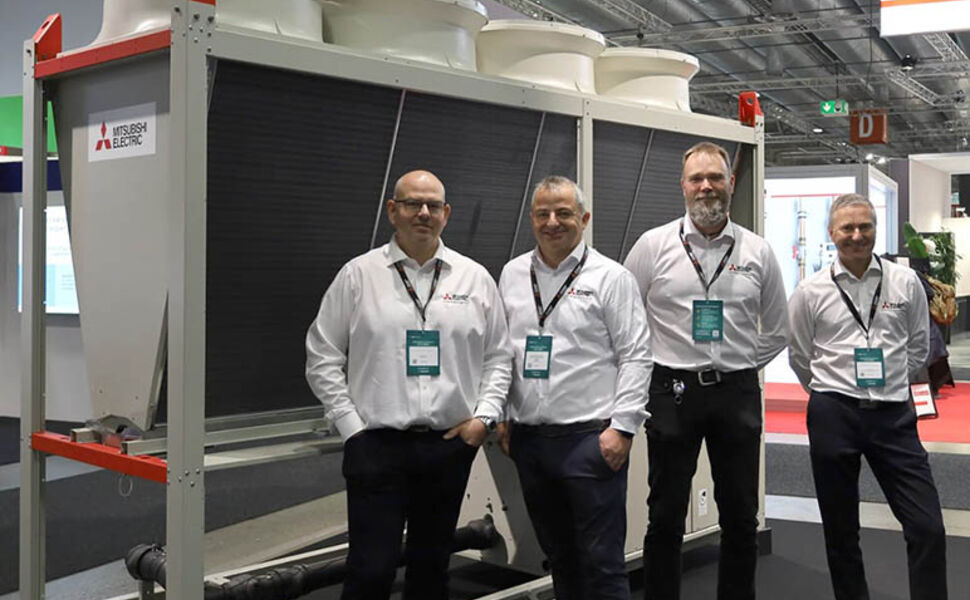 Nye Mitsubishi Electric MIENAI 110 kW luft-vann for nordisk klima. Fra venstre: Vegard Haug (selger), Jakob Eide (produktsjef), Tom Isaksen (salgsingeniør) og Terje Michelsen (salgsingeniør). Foto: Mitsubishi Electric