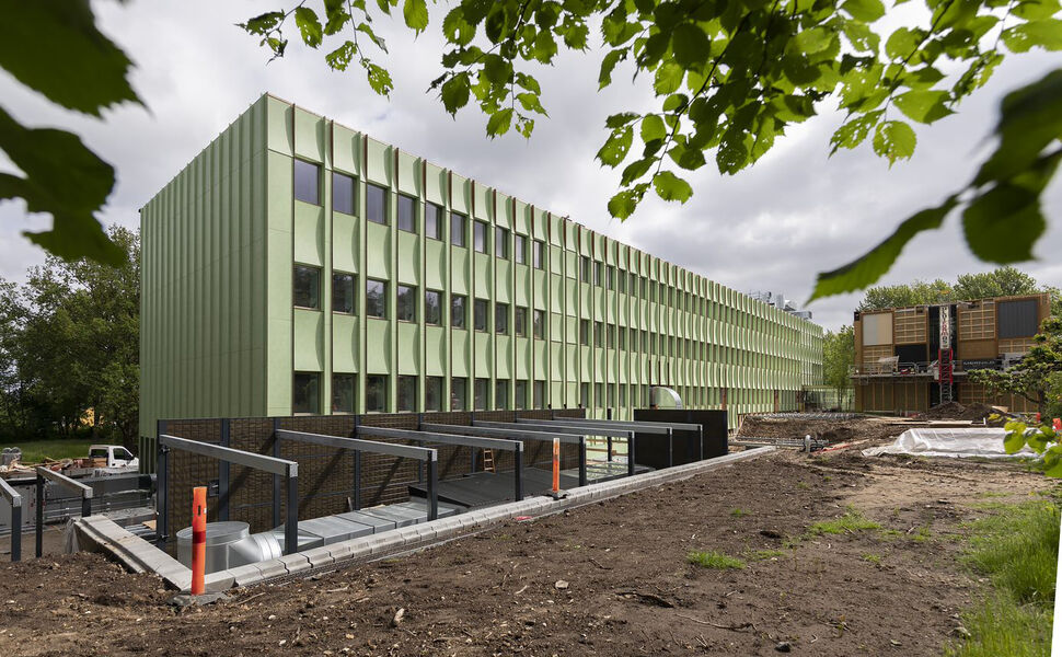 Ved det 3 448 m2 store hovedkontoret i Hedehusene utenfor København, har energiforbruket sunket fra 185 til ca. 68 kWh/m2/år. Foto: Rockwool
