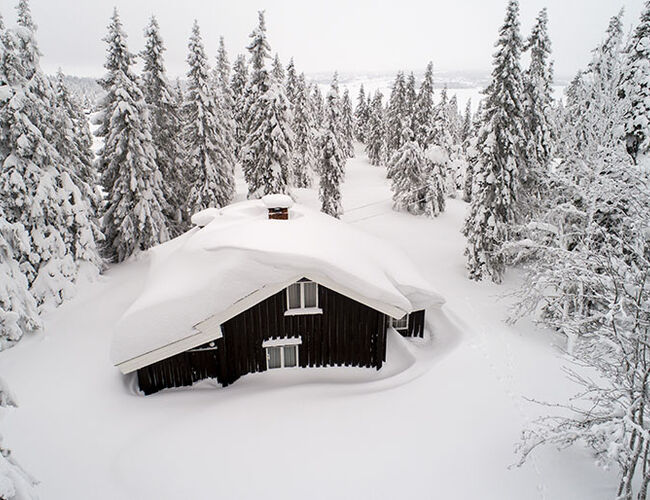 Snart kommer vinteren ... For å sikre at bygningene våre er tilpasset det nye klimaet må standardene for snølaster oppdateres. Foto: Tore Meek / NTB