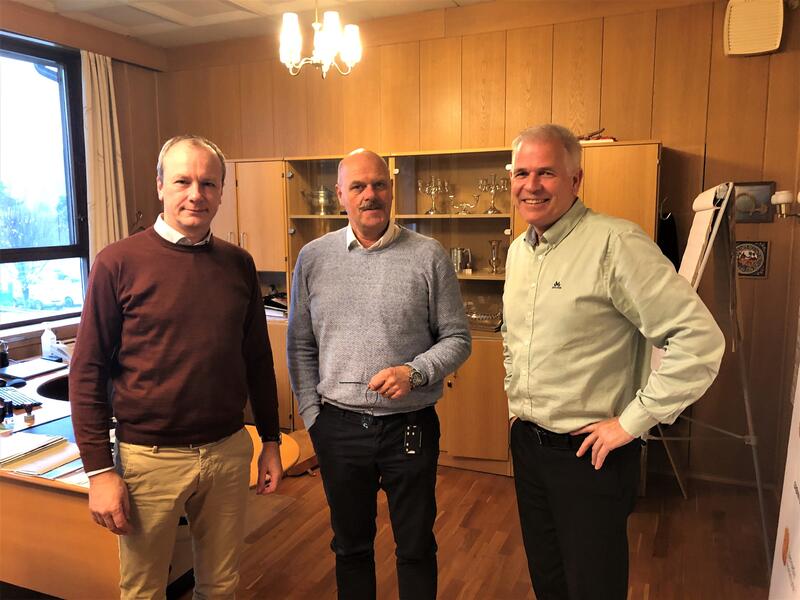 Leder av Vennesla næringsforening, Ole Harald Mykland og banskjef Steinar Larsen møtte ordfører Nils Olav Larsen og flere andre på Herredshuset tirsdag.