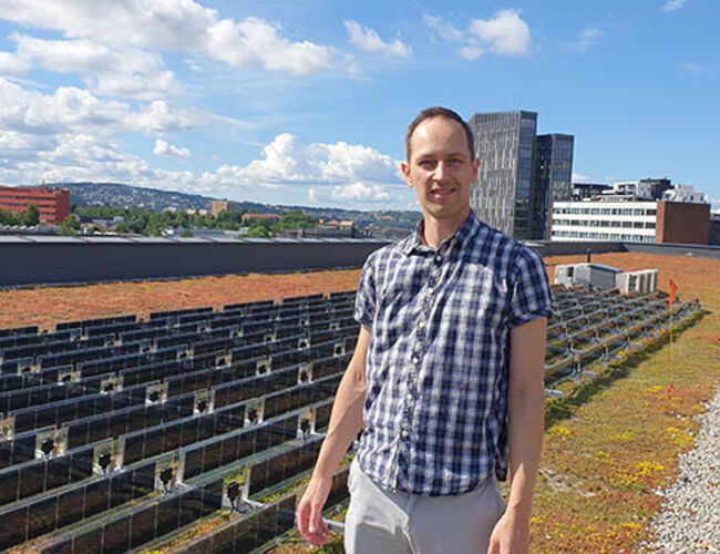 Daglig leder Trygve Mongstad i Over Easy Solar ved pilotinstallasjon på Løren skole. Foto: Hafslund