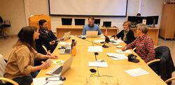 God stemning i hovedutvalget. Fra venstre: Kristine Stølen (Ap), Anna Oliva Taksgård (H), Unn-Bente Davidsen (SV), Ulf Ballo (Ap), Ánne-Bergitte Henriksen (DSL) og Tormod Varsi (DSL)