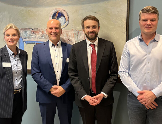 F.v. Pernille Martinsen Westlie, eier Flexit, adm.dir. Knut Skogstad, næringsminister Jan Christian Vestre og Johan Martinsen, eier Flexit. Foto: Flexit