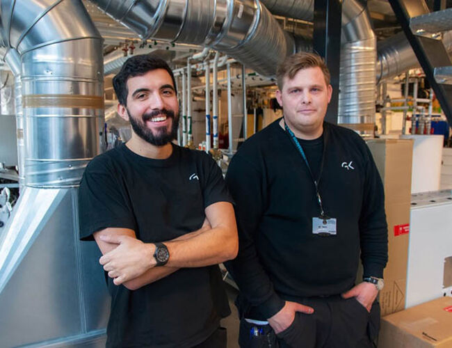 Yesin Azagouagh og Stian Askerødfra GK, har bestått fagprøven i ventilasjonsteknikk. Foto: GK Norge