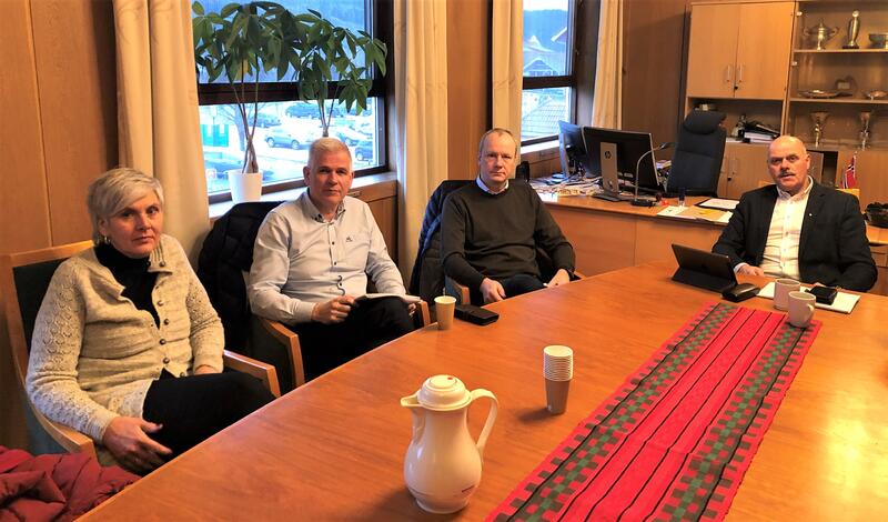 Ordfører Nils Olav Larsen og kommuneledelsen fikk høre om et rekordgodt arbeidsmarked fra Anne Beate Hagen Vetrhus i NAV, banksjef Steinar Larsen og Ole Harald Mykland i næringsforeningen.
