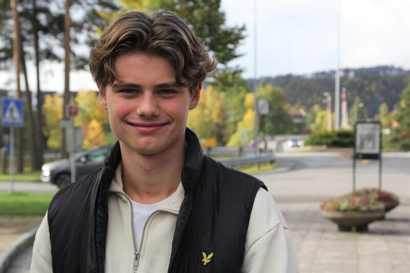 Sander Wiik håper mange endrer vane etter undersøkelsen hans. Halvparten av de unge som skal på trening på Idrettsplassen, blir kjørt i bil.
