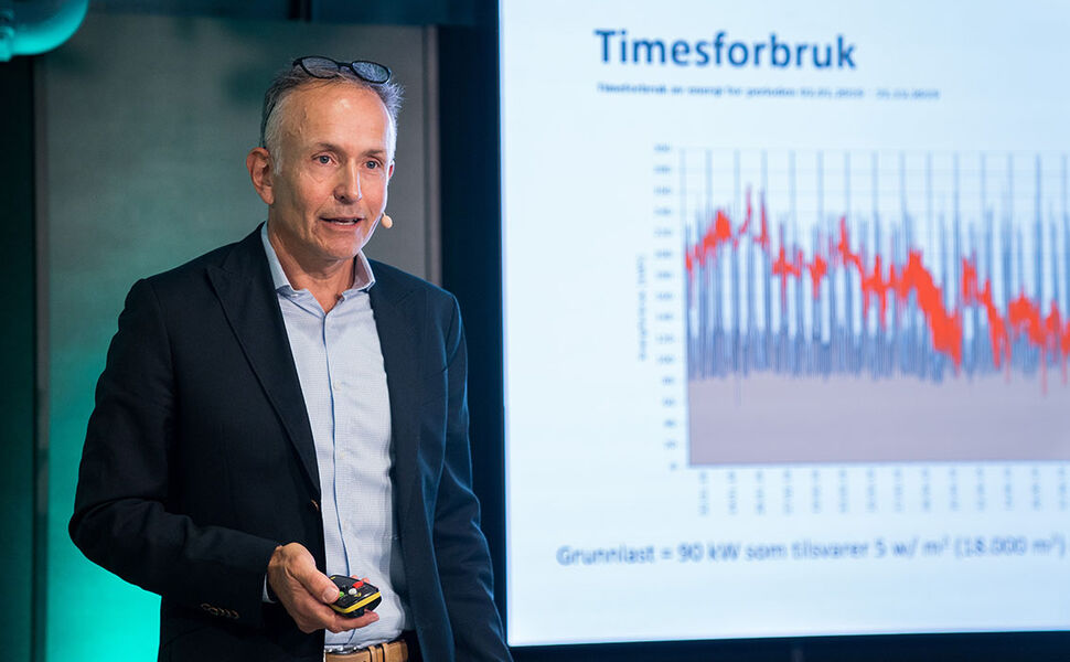 Rådgiver Kjell Petter Småge i Grønn Byggallianse presenterte reslutatet av ”Fang energityven” på Årets grønne driftskonferanse som ble arrrangert den 24. november. Foto: Grønn Byggallianse