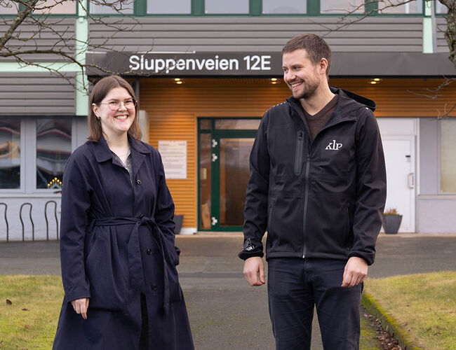 Solveig Heggvoll (Multiconsult) og Jonas Brenntrø (KLP Eiendom Trondheim) er svært fornøyd med oppgraderingen av Sluppenveien 12E til et moderne og energigjerrig kontorbygg. Foto: Inbovi
