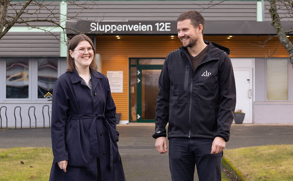 Solveig Heggvoll (Multiconsult) og Jonas Brenntrø (KLP Eiendom Trondheim) er svært fornøyd med oppgraderingen av Sluppenveien 12E til et moderne og energigjerrig kontorbygg. Foto: Inbovi