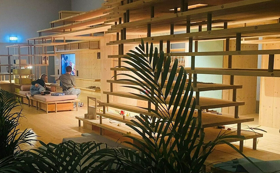 Fullskala modell av interiør i bofellesskap, fra utstillingen NABO på KODE i Bergen. Arkitekt: Helen og Hard. Foto: Tina Larsen, Byarkitekten i Bergen