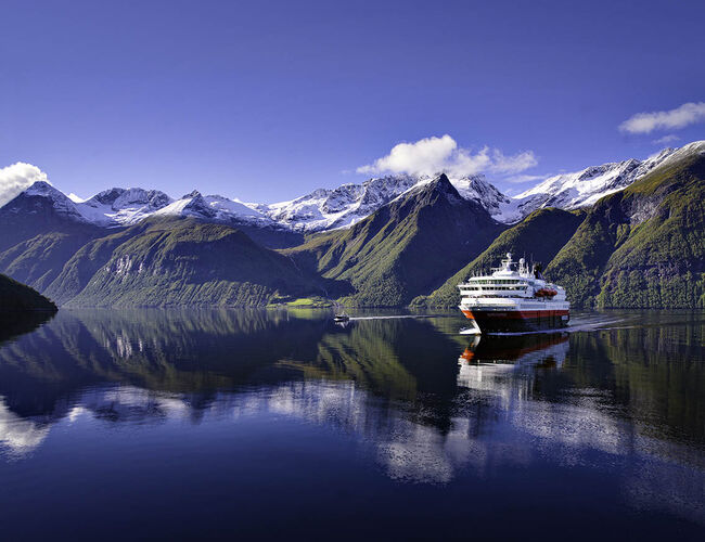 MS Nordnorge i Hjørundfjorden. Foto: Fabrice Milochau