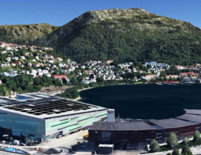 Bildet viser solcellepanel inntegnet på taket av AdO Arena. Bilde: Google Earth/Bergen kommune