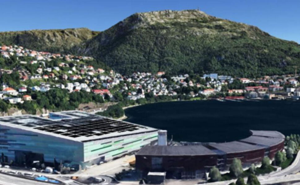Bildet viser solcellepanel inntegnet på taket av AdO Arena. Bilde: Google Earth/Bergen kommune