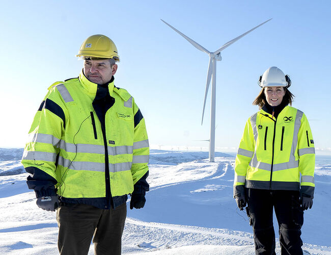 Konsernsjef i Aneo, Ståle Gjersvold, og konserndirektør for vekst fornybar energi i Aneo, Kari Skeidsvoll Moe, har nå gjort sin første investering i ny energiproduksjon utenfor Norge. Foto: Aneo