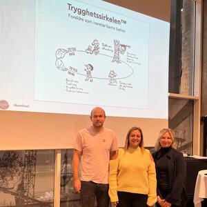 Tilknytningspsykolog Ida Brandtzæg (til høyre), sammen med Odd Helge Føreland og Rania Ibrahim som starter kurs i uke 5 for foreldrene ved Eikeland Oppvekstsenter .