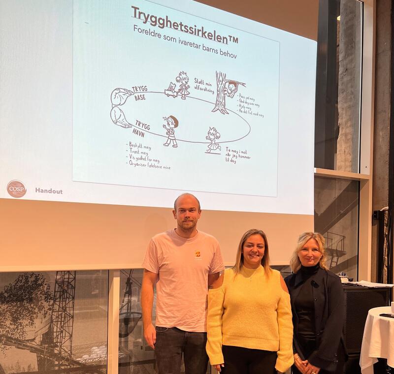 Tilknytningspsykolog Ida Brandtzæg (til høyre), sammen med Odd Helge Føreland og Rania Ibrahim som starter kurs i uke 5 for foreldrene ved Eikeland Oppvekstsenter .