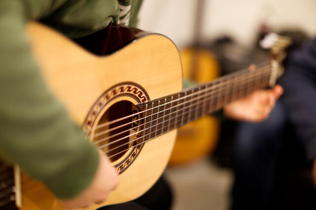 Spille gitar