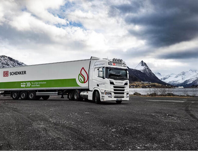 Den nye biogassbilen er endelig på veien med varer for Ekornes. Foto: DB Schenker