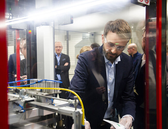 Næringsminister Jan Christian Vestre åpnet SINTEF Battery Lab 8. februar 2023. Foto: SINTEF/Karoline Ravndal Lorentzen