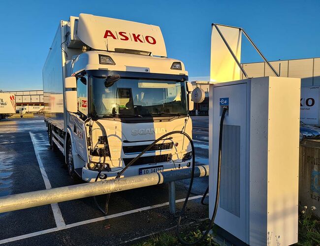 ASKO er ett av de selskapene som får støtte til etablering av bedriftsladere til tyngre kjøretøy. Bildet er fra ASKO Vestby. Foto: ASKO