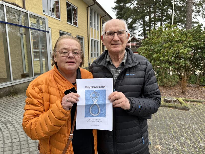 Sig Tove Aasen og Oddvar Moen med boka om Hægelandsmålet, Dei har utført ei særs viktig oppgåve.