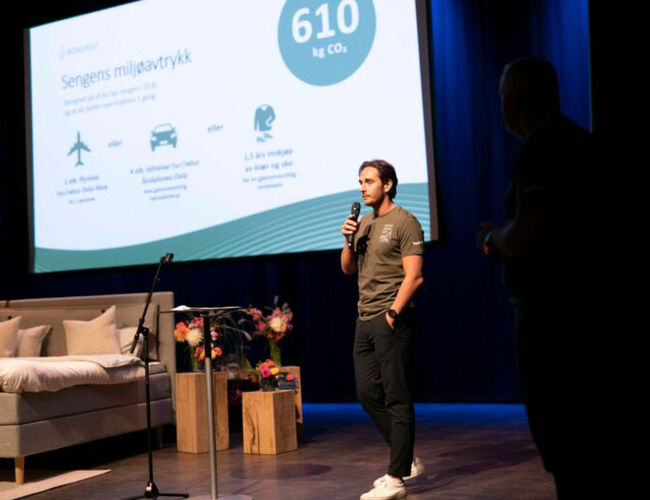 Forsker Mathias Irgens i SINTEF presenterer resultatene fra livsløpsanalysen på konferansen «Fremtidens søvn» i Åndalsnes. Foto: SINTEF