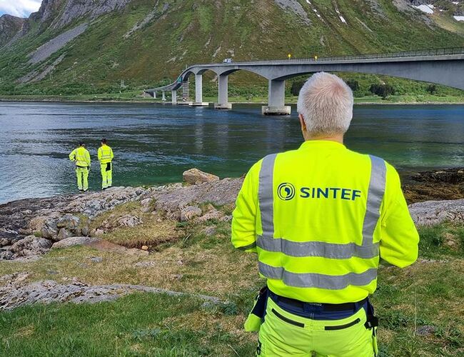 Den mest klimavennlige infrastrukturen finnes allerede. Med tidligere og bedre tilstandsanalyser kan store konstruksjoner av betong rehabiliteres og dermed vare lenger. Bildet viser Gimsøystraumen bru i Nordland, bygget i 1980 og rehabilitert flere ganger. Foto: SINTEF