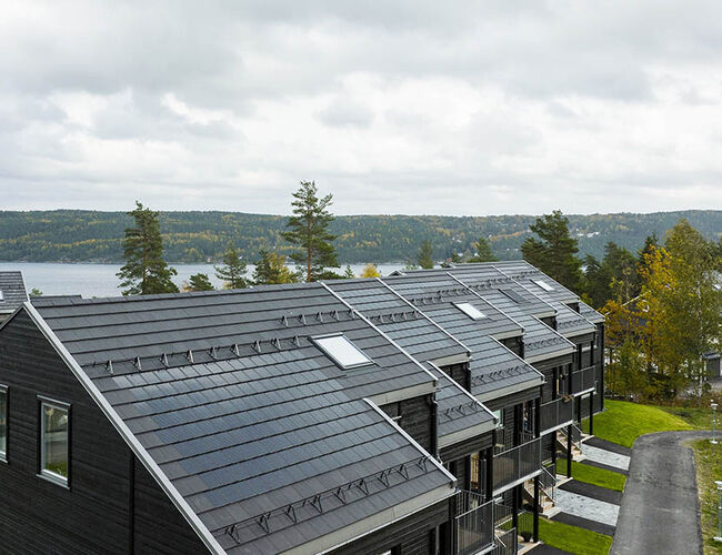OVATI-takstein mottar DOGA-merket for design og arkitektur. Her montert på et bygg på Nesodden. Foto: Skarpnes