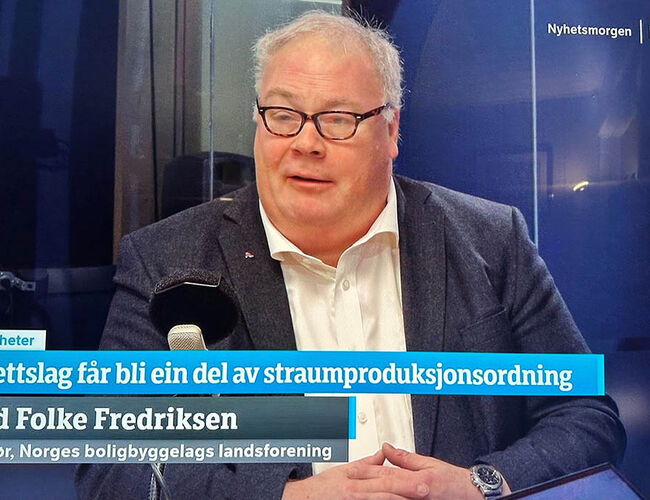 Bård Folke Fredriksen i NRK Nyhetsmorgen 22. februar hvor regjeringens forskrift for solkraftproduksjon i borettslag og sameier ble diskutert. Foto: Skjermfoto fra NRK Nyhetsmorgen