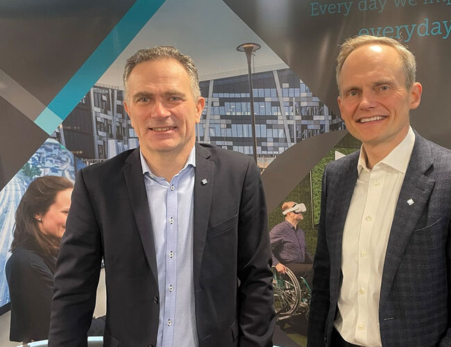 Australske Fortescue Future Industries valgte Norconsult, her ved direktør teknikk og industri Henning Vellene (t.v.) og konsernsjef Egil Hogna, til å prosjektere et nytt anlegg for grønn ammoniakk i Svelgen. Foto: Norconsult