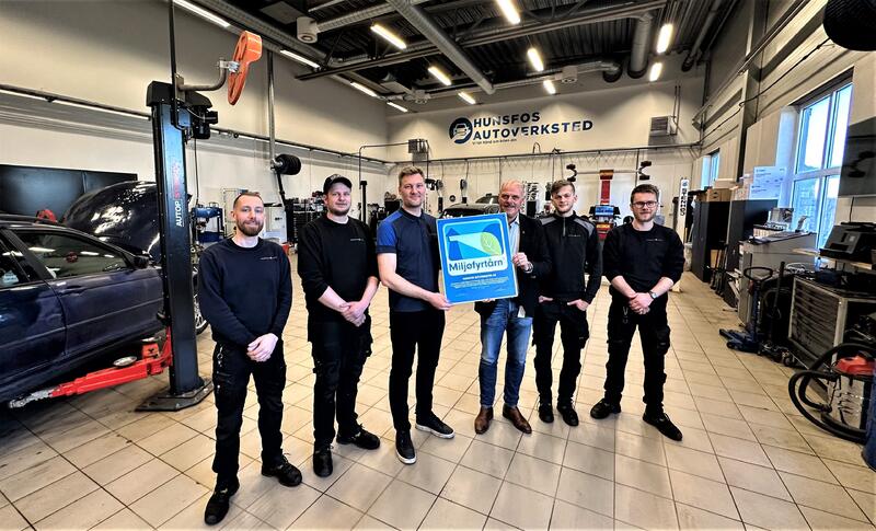 Hunsfos Autoverksted er blitt Miljøfyrtårn. Fra venstre: Dan Augland, Sindre Davanger, Rasmus Tallaksen, Nils Olav Larsen, Simen Pettersen og Dan Erik Ravnevand