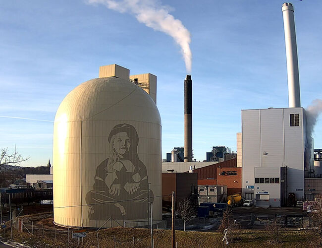 En 33 meter høy termos har reist seg ved Celsios varmesentral på Haraldrud i Oslo. Foto: Celsio