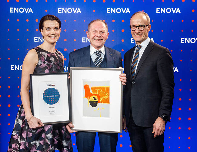 Prisvinner Tor Olsen i AF Energi & Miljøteknikk flankert av markedssjef Gunnel Fottland og administrerende direktør Nils Kristian Nakstad i Enova. Foto: Kilian Munch,Enova