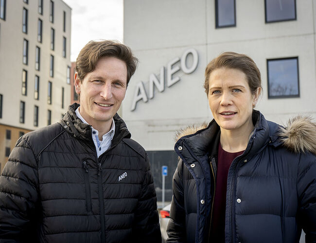 Mathew Creese (t.v.), balanse- og portefølje-spesialist, og Ragnhild Remmen Bull, avdelingsleder Energy Management Services i Aneo, tar stadig nye markedsandeler i Sverige. Foto: Aneo