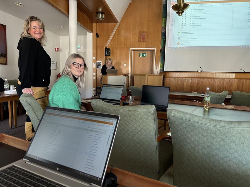 Testing: Her er det testing og opplæring i kommunestyresalen. Anne Lene Nilsen og Linn Borgersen i salen, mens Beate Fjellestad rigger seg på talerstolen.