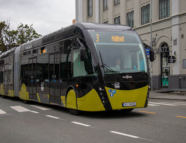 Dersom pilotprosjektet i Trondheim lykkes, planlegger AtB å lade metrobussene via elektrisitet i vegbanen. Foto: AtB