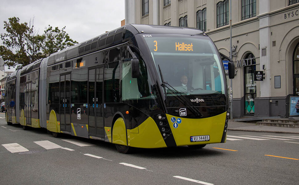 Dersom pilotprosjektet i Trondheim lykkes, planlegger AtB å lade metrobussene via elektrisitet i vegbanen. Foto: AtB