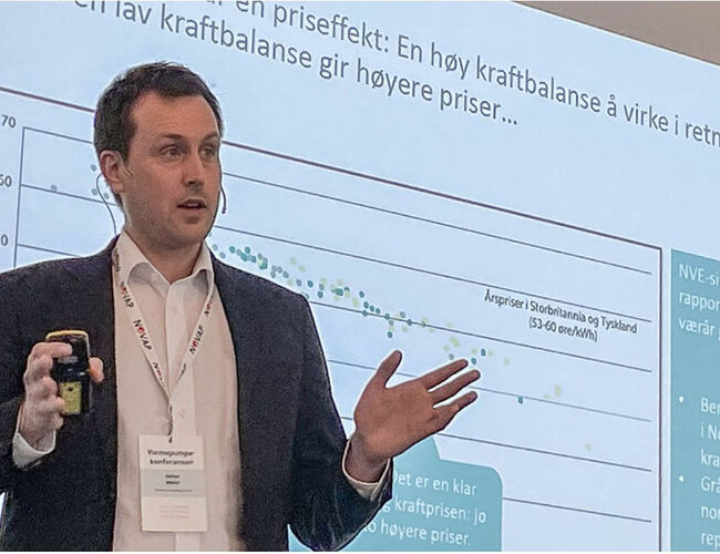 – Veldig mange forventer at kraftbalansen skal falle framover, sa Adrian Mekki i THEMA Consulting på Varmepumpekonferansen 8. mars. Foto: Novap