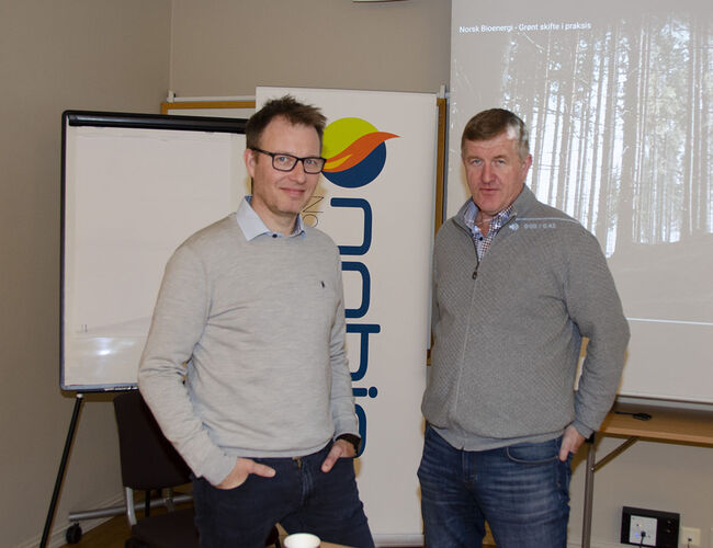 Martin Solli i Solli Bioenergi (til venstre) og Håvard Midtskogen, Skogselskapet i Oslo og Akershus, er foredragsholdere under fagdagen “Bioenergi i bygg”, som har blitt arrangert rundt om i landet i oktober og november. Her er de avbildet under fagdagen i Sarpsborg 22. oktober. Foto: Tekniske Nyheter