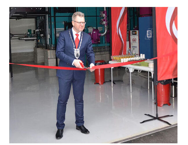 Ordføreren i Eidsberg kommune, Erik Unaas, åpner Mysen varmesentral. Foto: Østfold Energi