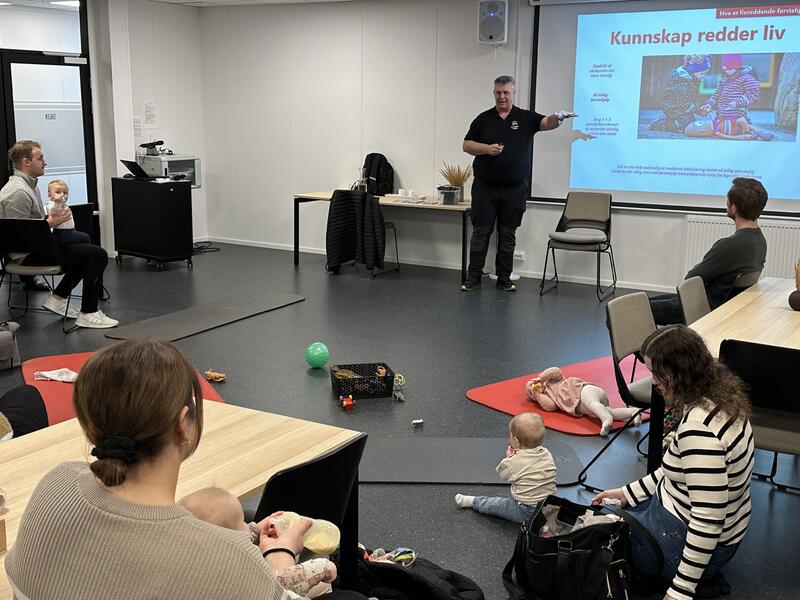 Tom Erik Dønnestad i gang med sitt kurs for nybakte foreldre om førstehjelp og sikring av barn i bil.