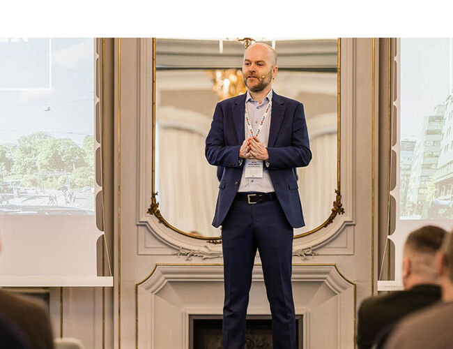 Rolf Iver Mytting Hagemoen presenterte forventninger til markedet og Prognosesenterets nye trendframskrivninger på Varmepumpekonferansen 8. mars. Foto: NOVAP
