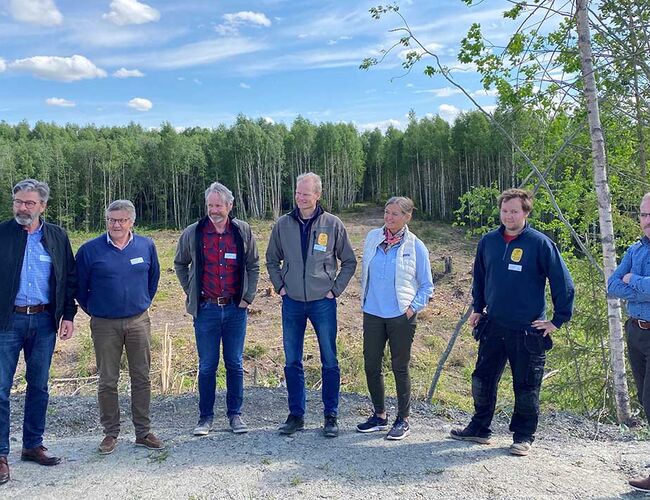 På bildet fra venstre: Sverre Bjørnstad, Innovasjon Norge; Trond Husan, Innovasjon Norge; Einar Stuve, Oplandske; Tord Rindal, Oplandske; Heidi Hemstad, styreleder Oplandske; Vebjørn Dybvik, Oplandske og Fred Bakkejord, Nortura. Foto: Oplandske Bioenergi