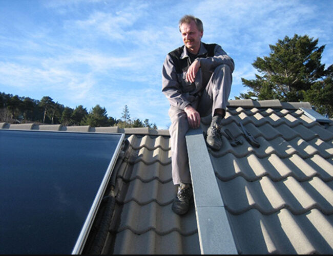 Driftstekniker Kåre P. Arnevik i Åfjord kommune på taket til Åfjord helsesenter. Foto: Kjell Olav Rømma