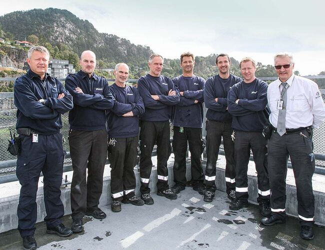 Driftsteamet ved Vestkanten Storsenter. Fra venstre: Sikkerhetsleder Rune Kvicksson, driftssjef Geirmund Hopland, Thorstein Tennebekk, Roy Hartvigsen, Egil Heldal, Paul Håkon Lie, Henning Sjursen og Nokasvekter Juha Aitamutro. Foto:  Vestkanten Storsenter