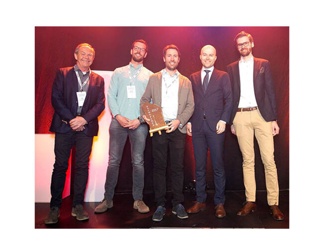 Fra venstre: Thor Olsen, Kristoffer Abrahamsen og Kristoffer Laskemoen i AF Energi & Miljøteknikk, sammen med juryen: Rolf Iver Mytting Hagemoen fra Novap og Ole Aksel Sivertsen fra Enova. Foto: Lillian Hjellum.