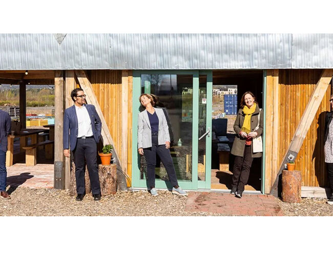 Prosjektsjef Tor Evert Lindeland i OBOS (f.v.), konsernsjef Daniel Kjørberg Siraj, ordfører Lisbeth Hammer Krog, kommunalsjef Jannicke Hovland og prosjektleder Ulla Hahn i FutureBuilt. Foto: Tove Lauluten