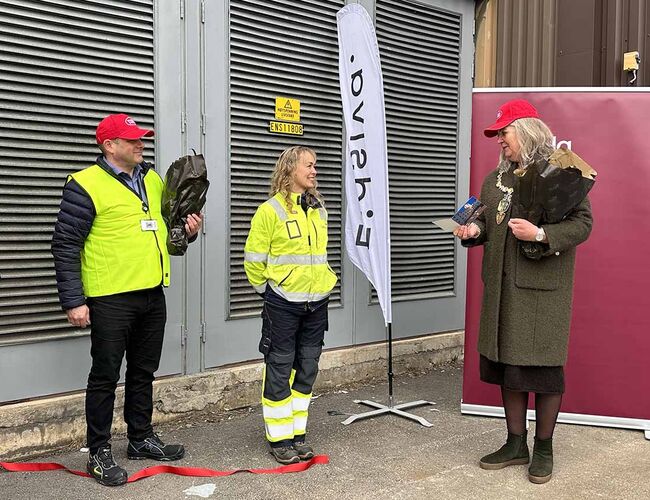 Fra venstre: Jens Erik Dobloug, fabrikksjef Orkla Foods Elverum, Marit Storvik, direktør Eidsiva Bioenergi og ordfører i Elverum Lillian Skjærvik. Foto: Eidsiva