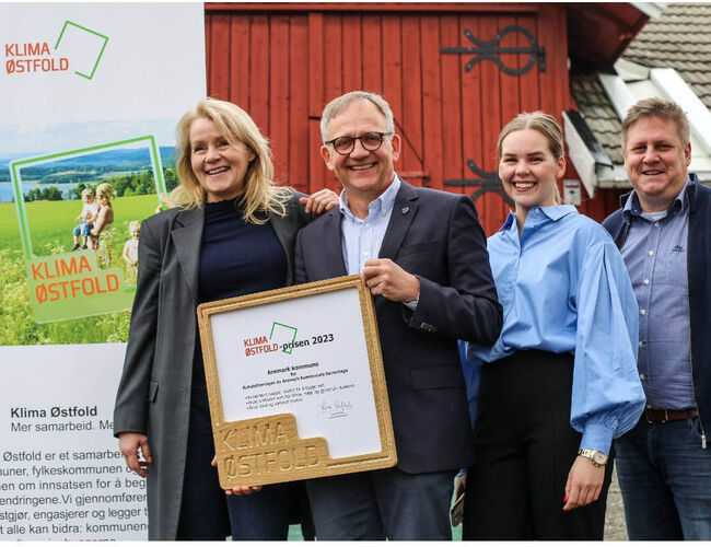 Fra venstre: Stine Torjusen Nygaard (daglig leder av Klimapartnere Viken), Håkon Tolsby (ordfører Aremark), Frida Elstad (Koordinator Klima Østfold), og René Rafshol (ordfører Råde samt leder av Klima Østfold). Foto: Klima Østfold